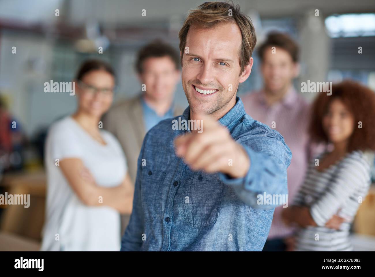 Glücklich, Geschäftsmann und Hand zeigen auf gute Arbeit, Lob oder positives Feedback bei Teambesprechungen im Büro. Kreative Person, Fingergeste und Lächeln Stockfoto