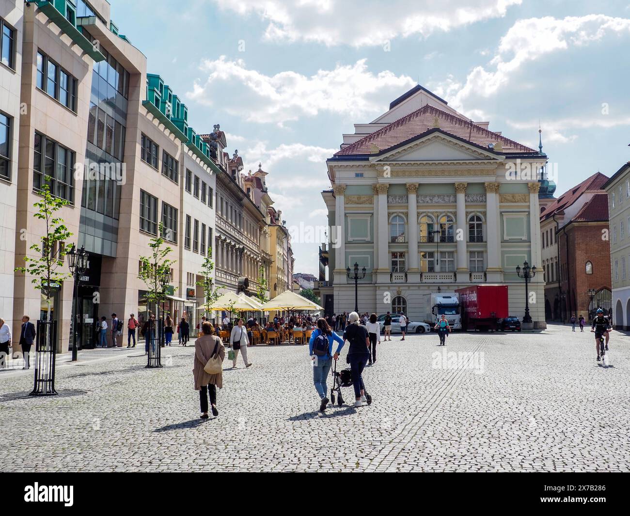 Prag, Tschechische Republik - 10. Mai 2024: Fußgänger spazieren auf dem Platz vor dem Estates Theatre. Das ist das einzige noch erhaltene Theater im Wo Stockfoto
