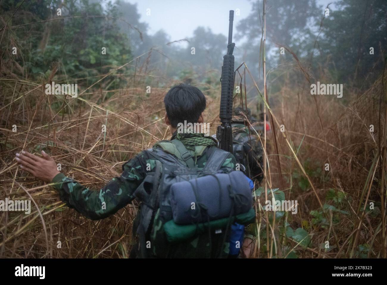 Karenni-Soldaten zählen und sortieren Kugeln im Bundesstaat Karenni, Myanmar. Stockfoto
