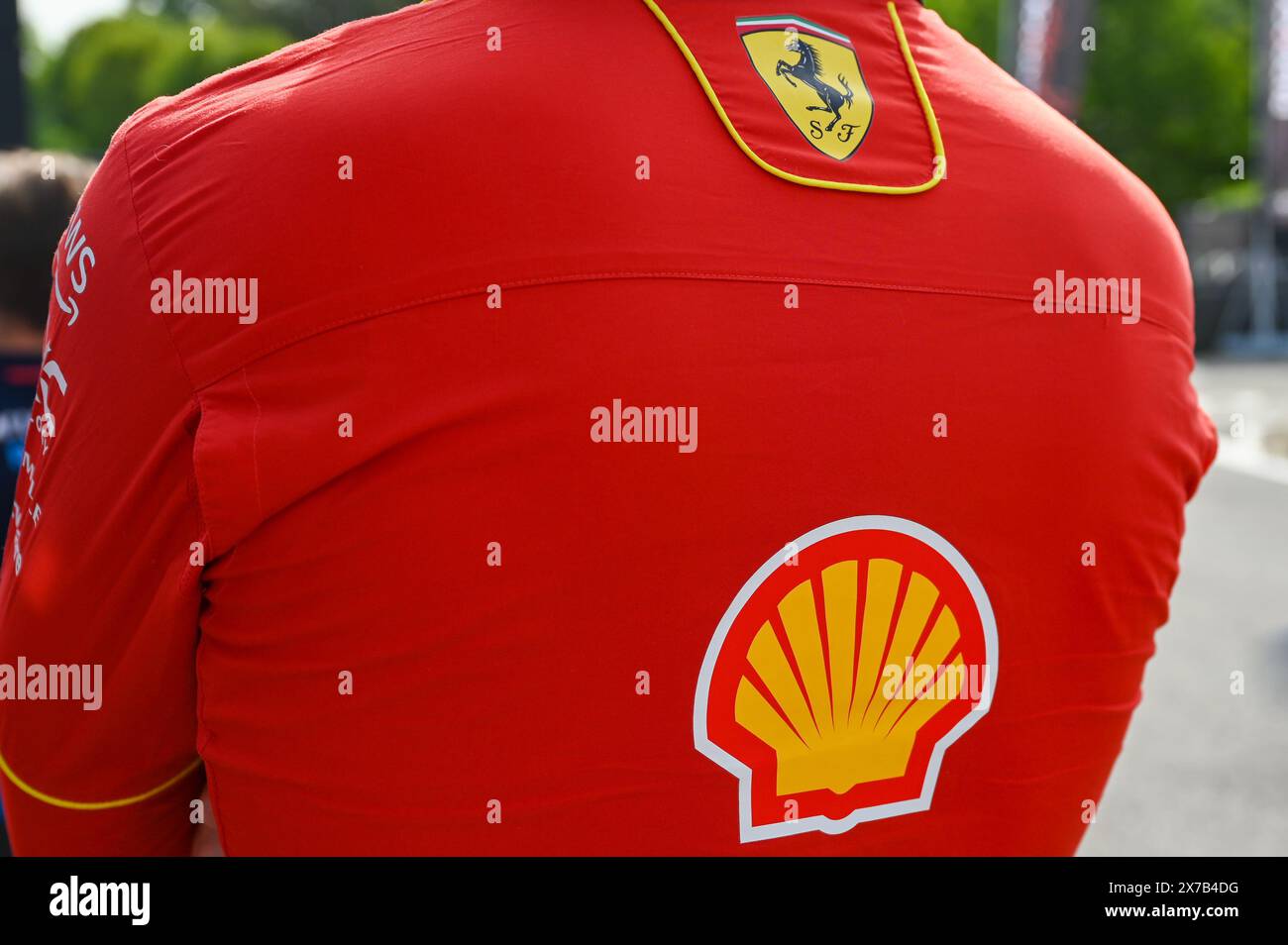 Ferrari und Shell Logo während der FORMEL 1 MSC KREUZFAHRTEN GRAN PREMIO DELL'EMILIA-ROMAGNA 2024 - Paddock und Fahrer, Formel 1 Meisterschaft in Imola, Italien, 18. Mai 2024 Stockfoto