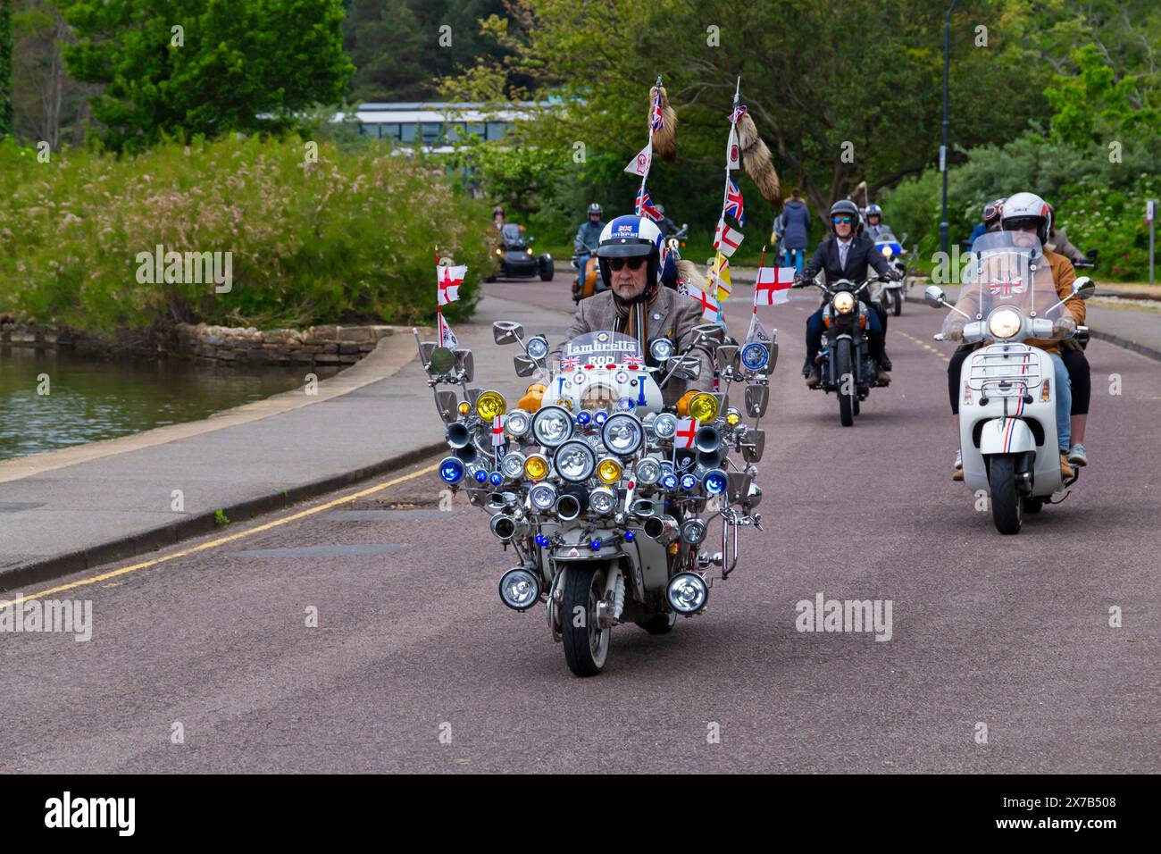 Poole, Dorset, Großbritannien. Mai 2024. Bournemouth and Poole Distinguished Gentlemen’s Ride ist eine jährliche Veranstaltung, die von vielen weltweit ist, um Geld und Bewusstsein für eine elegantere Sache zu sammeln - die Gesundheit der Männer. Die größte DGR in Bournemouth und Poole mit 1000 Fahrern (Cap) hat sich für die Fahrt angemeldet und bereits erstaunliche £ 70.000. Ein Anblick, der Hunderte von Motorrädern, viele Vintage, auf dem Weg nach Bournemouth durch den Poole Park mit vielen entsprechend gekleideten Fahrern, Krawatten im Retro-Stil, Schnurrbärten und Tweeds sehen kann. Quelle: Carolyn Jenkins/Alamy Live News Stockfoto