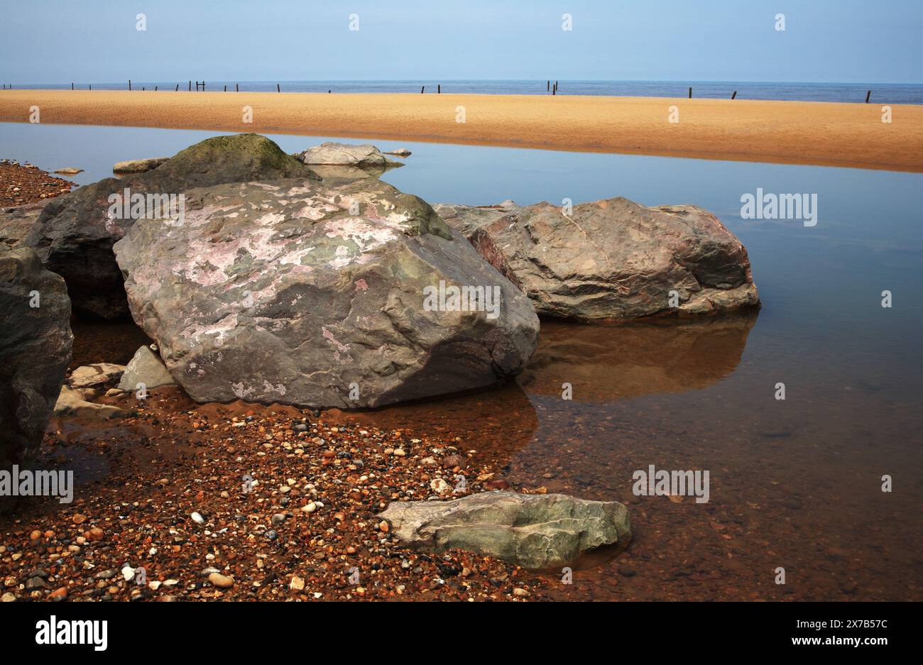 Eine Nahaufnahme importierter Felsen, die als Schutz gegen das Meer genutzt wurden, um weiche Klippen an der Küste von Norfolk bei Happisburgh, Norfolk, England, Großbritannien, zu erreichen. Stockfoto