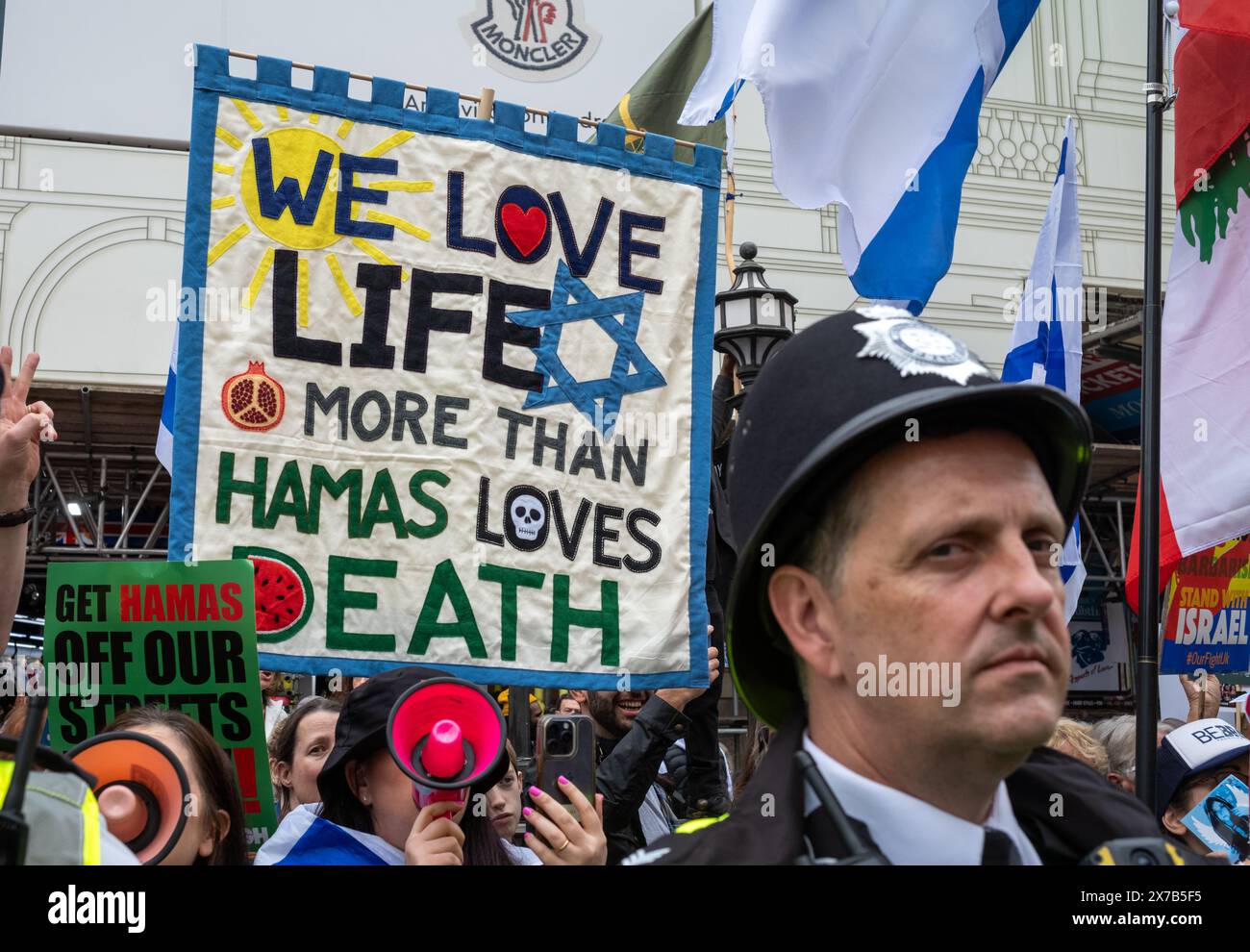 London, Großbritannien. 18. Mai 2024: Pro-israelische Gegendemonstranten im Piccadilly Circus rufen und verspotten Menschen, die für Frieden in Palästina marschieren, beim Nakba-Marsch 76 für Palästina gegen israelische Angriffe auf Gaza in Zentral-London. Ein gewaltiger marsch markiert den 76. Jahrestag der "palästinensischen Katastrophe" im Jahr 1948 und rief zu einem Waffenstillstand in Gaza auf. Stockfoto London, Großbritannien. 18. Mai 2024: Pro-israelische Gegendemonstranten im Piccadilly Circus rufen und verspotten Menschen, die für Frieden in Palästina marschieren, beim Nakba-Marsch 76 für Palästina gegen israelische Angriffe auf Gaza in Zentral-London. Ein gewaltiger marsch markiert den 76. Jahrestag der "palästinensischen Katastrophe" im Jahr 1948 und rief zu einem Waffenstillstand in Gaza auf. Stockfoto