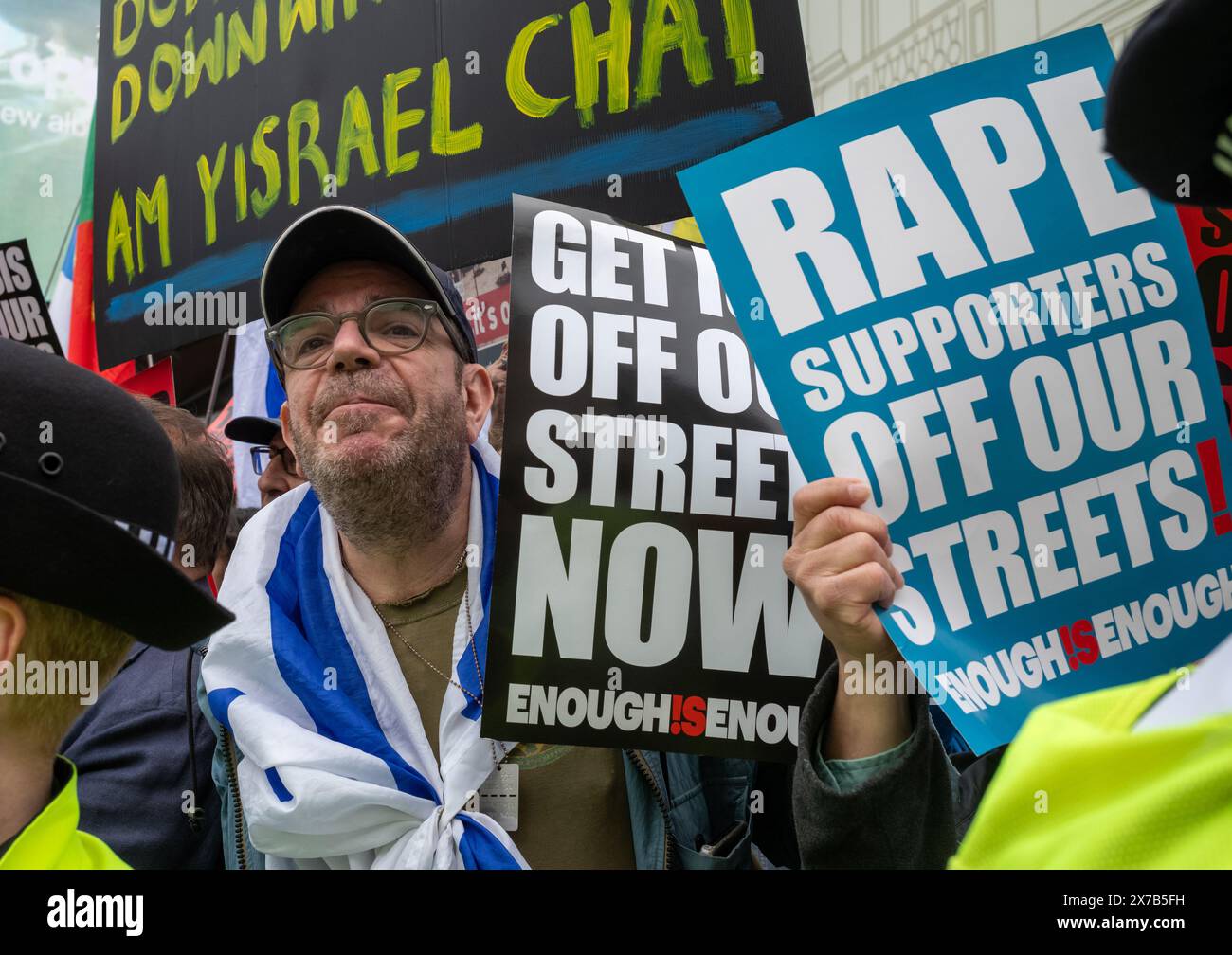 London, Großbritannien. 18. Mai 2024: Ein pro-israelischer Gegendemonstrator am Piccadilly Circus ruft Menschen an, die für Frieden in Palästina marschieren, während der Nakba-Marsch 76 für Palästina gegen israelische Angriffe auf Gaza in Zentral-London, Großbritannien. Ein gewaltiger marsch markiert den 76. Jahrestag der "palästinensischen Katastrophe" im Jahr 1948 und rief zu einem Waffenstillstand in Gaza auf. Stockfoto