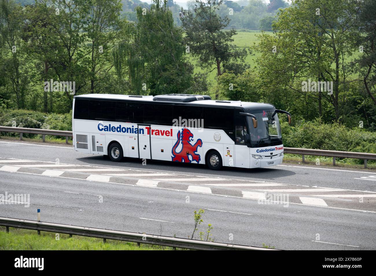 Caledonian Travel Bus, Autobahn M40, Warwickshire, Großbritannien Stockfoto