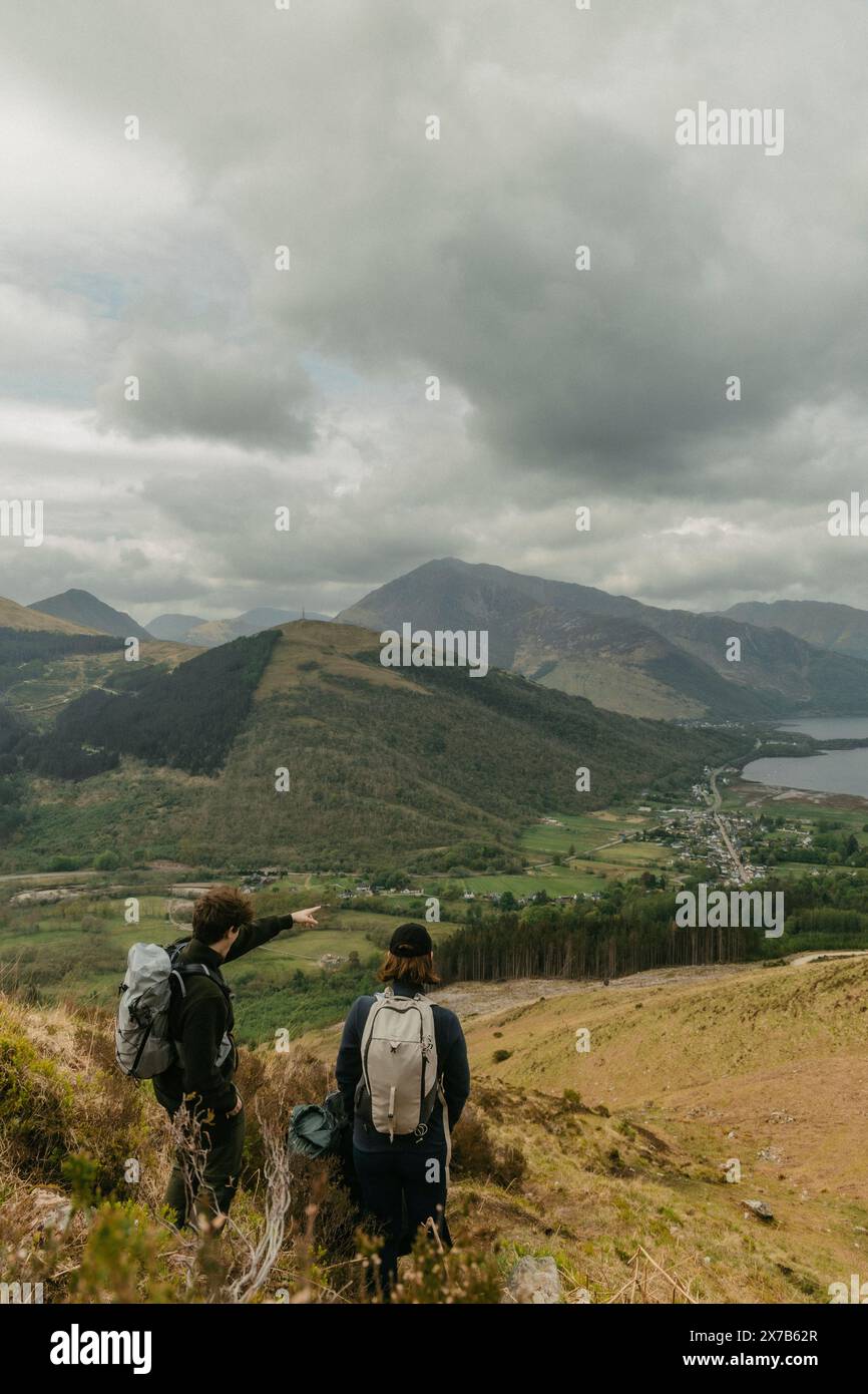 Erkunden Sie die majestätischen schottischen Highlands – Wanderer erobern das raue Gelände Stockfoto
