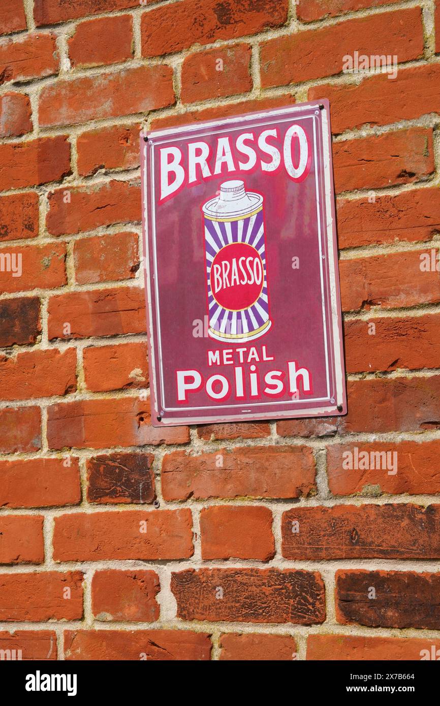 Vintage-Emaille-Werbeschild am Bahnhof North Norfolk in Weybourne. Stockfoto