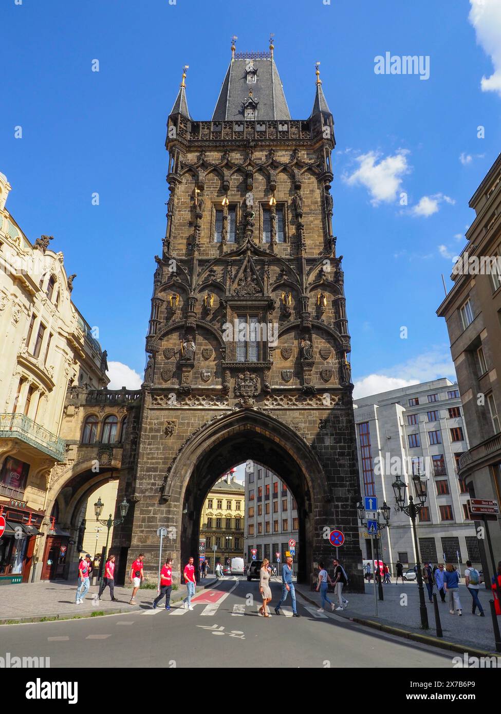 10. Mai 2024, Prag, Tschechische Republik: Fußgänger gehen entlang der Straße vom Pulverturm, dem mittelalterlichen gotischen Stadttor von Prag. (Credit Image: © Igor Golovniov/SOPA images via ZUMA Press Wire) NUR REDAKTIONELLE VERWENDUNG! Nicht für kommerzielle ZWECKE! Stockfoto