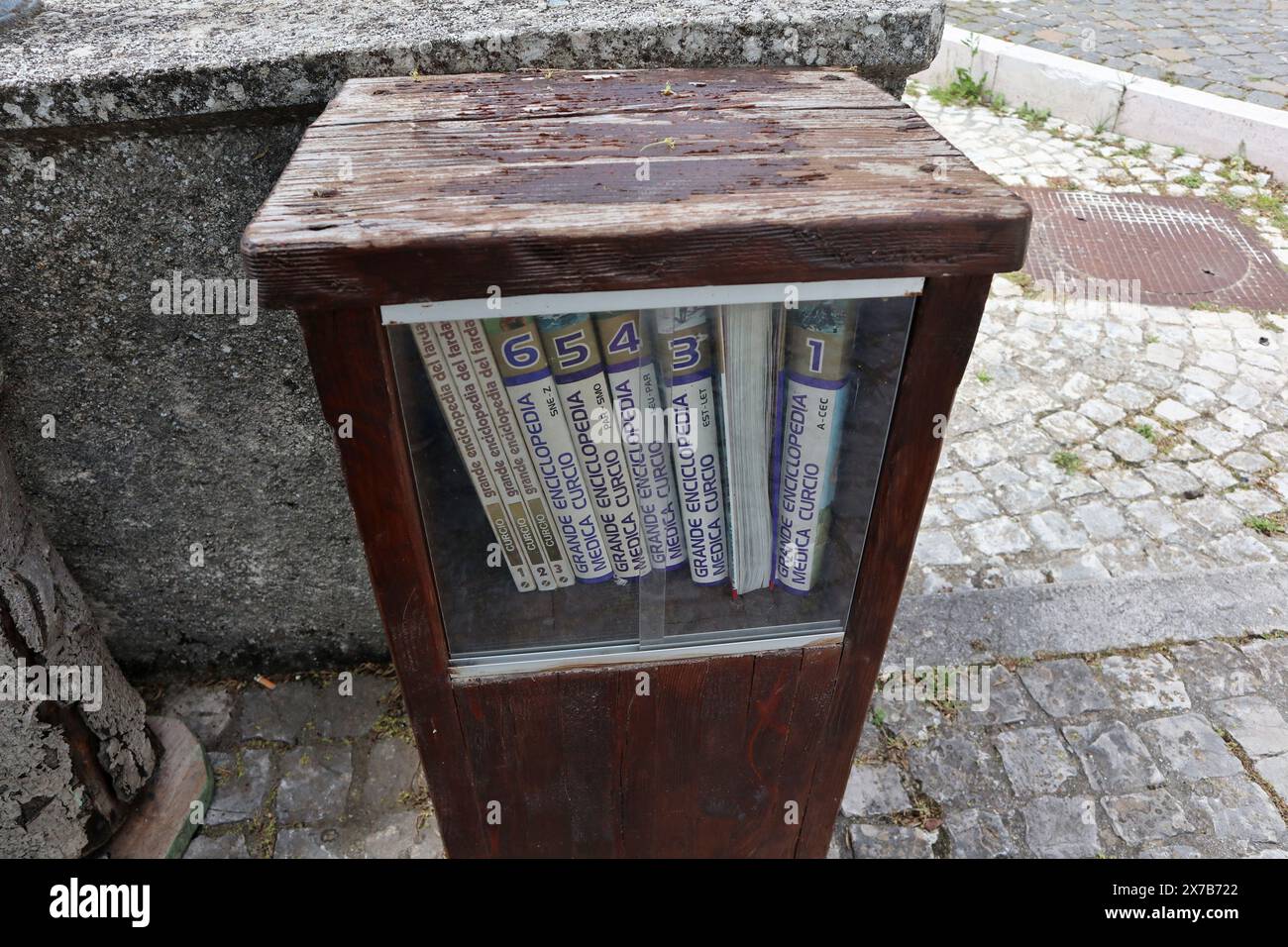 Macchiagodena - Enciclopedia Medica Curcio sulla Terrazza della Lettura Stockfoto