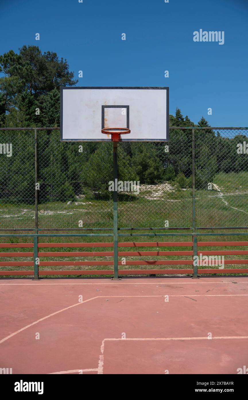 Basketballkorb auf einem Platz im Freien. Außensportkonzept Stockfoto