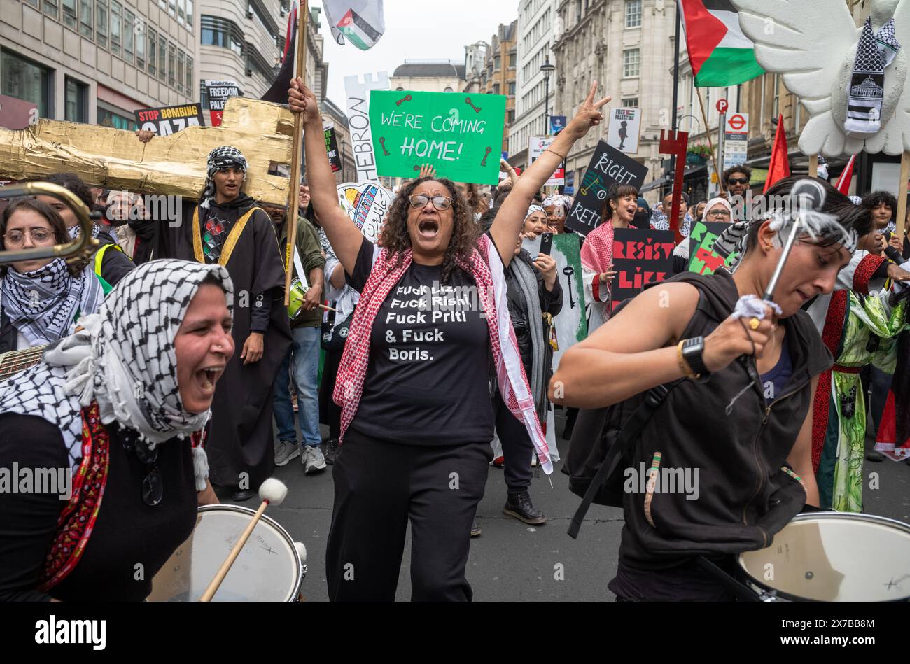 London, Großbritannien. 18. Mai 2024: Demonstranten spielen Trommeln und singen beim Nakba-Marsch 76 für Palästina gegen israelische Angriffe auf Gaza in Zentral-London. Ein gewaltiger marsch markiert den 76. Jahrestag der "palästinensischen Katastrophe" im Jahr 1948 und rief zu einem Waffenstillstand in Gaza auf. Stockfoto