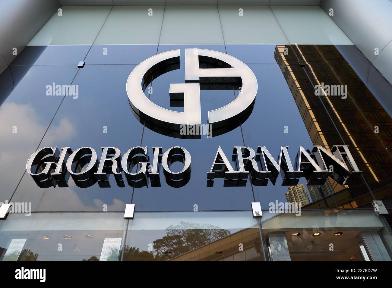 HONGKONG, CHINA - 05. DEZEMBER 2023: Giorgio Armani übergibt einen Ladeneingang in Harbour City. Harbour City ist ein Einkaufszentrum in Tsim Sha Tsui, K. Stockfoto