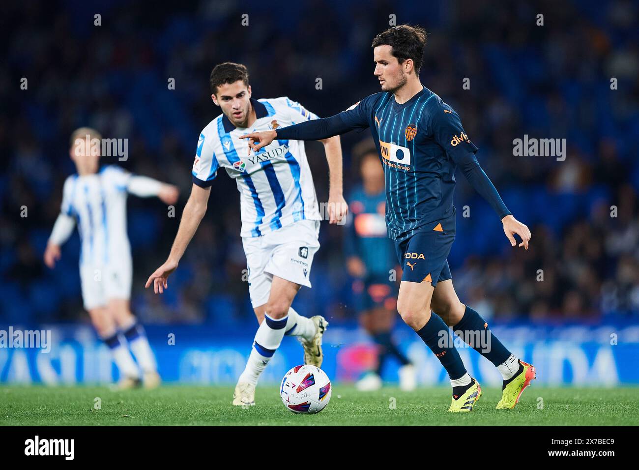 Hugo Guillamon von Valencia CF mit dem Ball während des LaLiga EA Sports Matches zwischen Real Sociedad und Valencia CF im reale Arena Stadium am 16. Mai Stockfoto