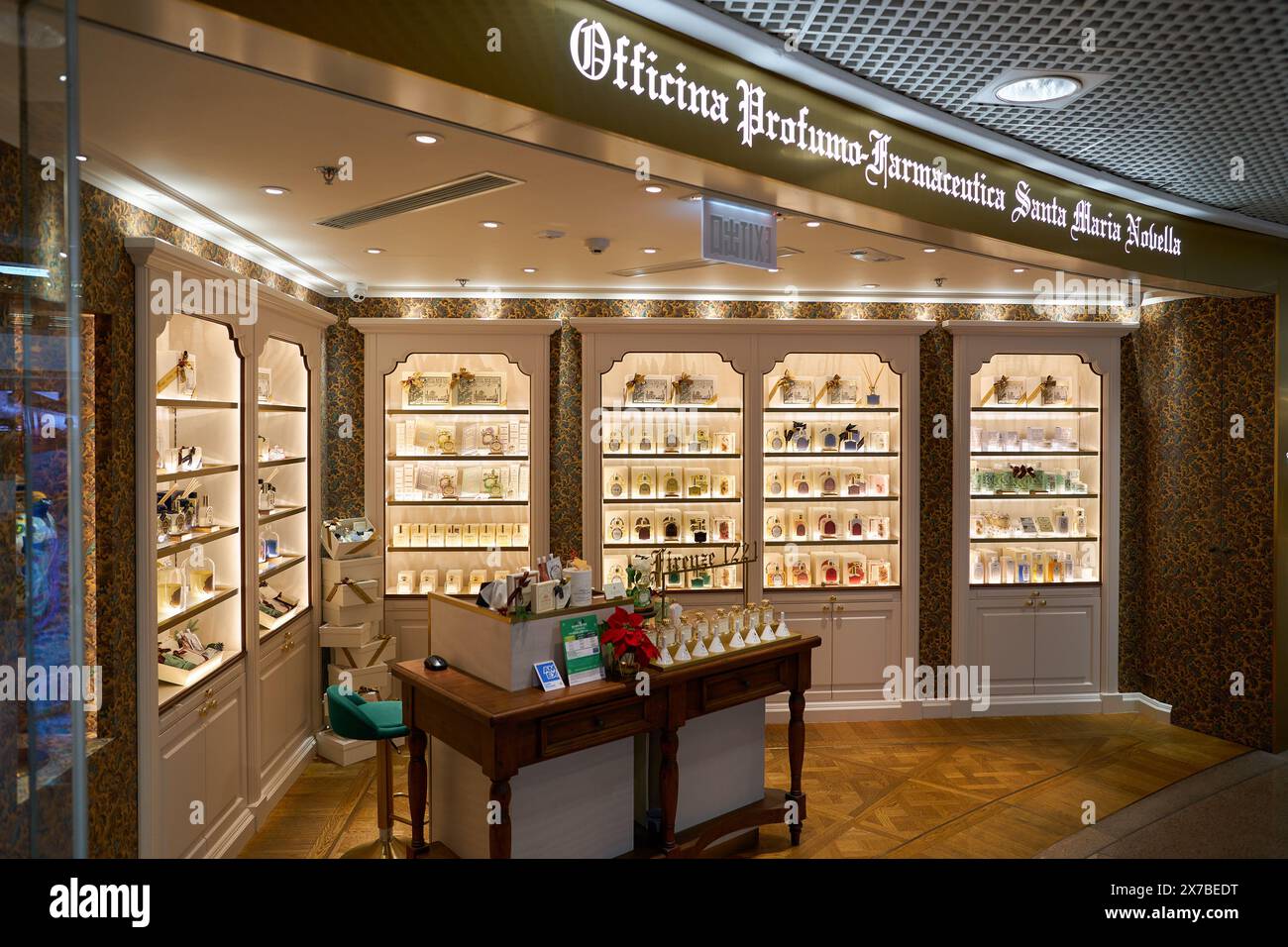 HONGKONG, CHINA - 05. DEZEMBER 2023: Officina Profumo-Farmaceutica di Santa Maria Novella in Harbour City. Harbour City ist ein Einkaufszentrum in Stockfoto