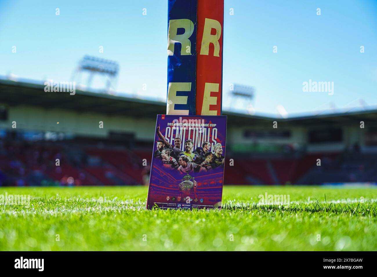 St Helens, Merseyside, Großbritannien. Mai 2024. Betfred Challenge Cup Rugby: Wigan Warriors Women vs Leeds Rhinos Women im Totally Wicked Stadium. Das Spieltag-Programm mit der Eckfahne. Credit James Giblin Photography/Alamy Live News. Stockfoto