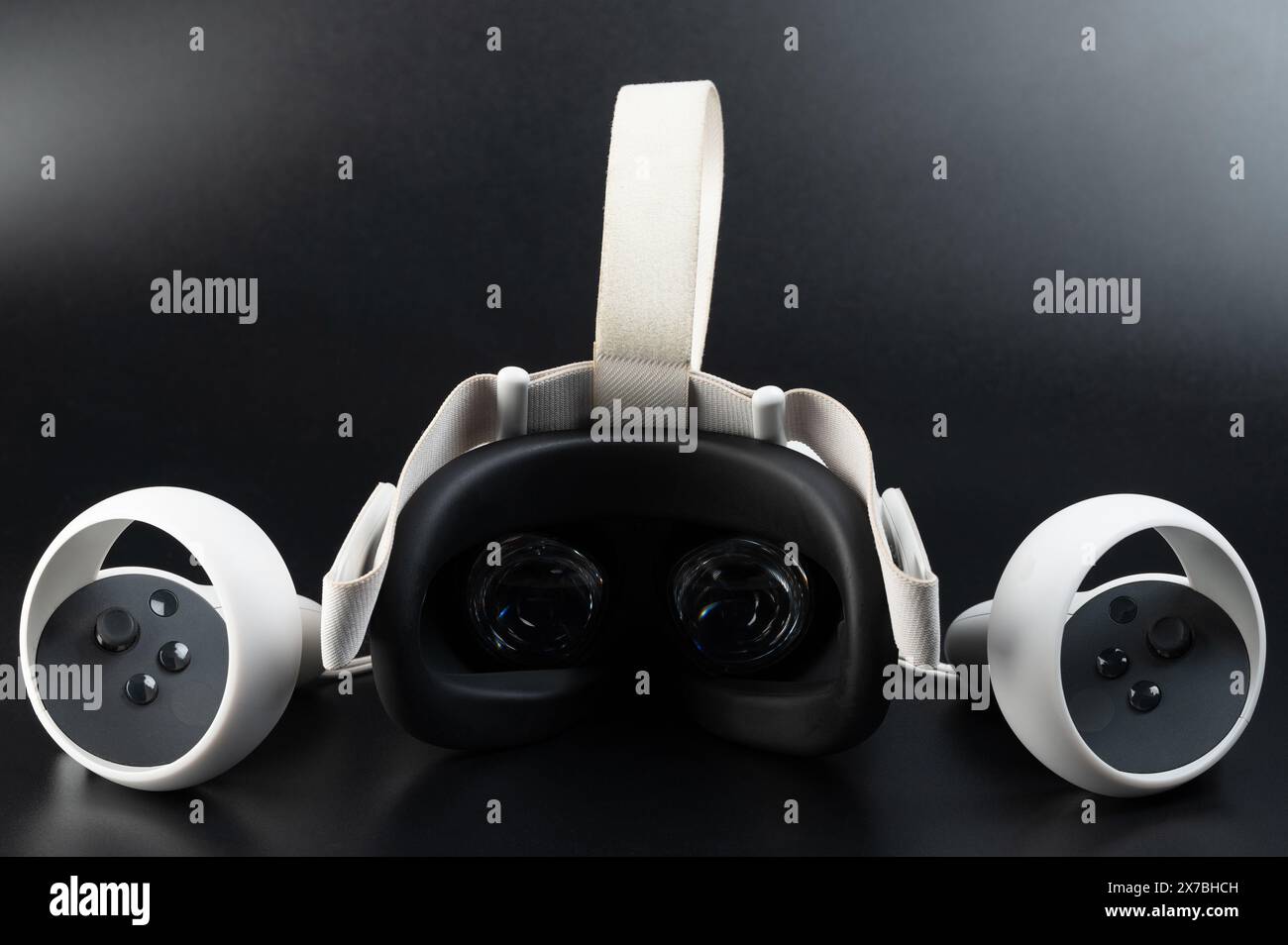 Gamer VR-Kit-Headset isoliert auf schwarzem Studiohintergrund Stockfoto