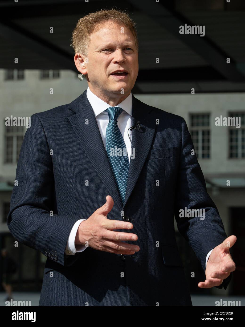 London, Großbritannien. 19. Mai 2024. Verteidigungsminister Grant Shapps wird vor den BBC Studios nach seinem Auftritt am Sonntag mit Laura Kuenssberg interviewt. Autor: Thomas Krych/Alamy Live News Stockfoto