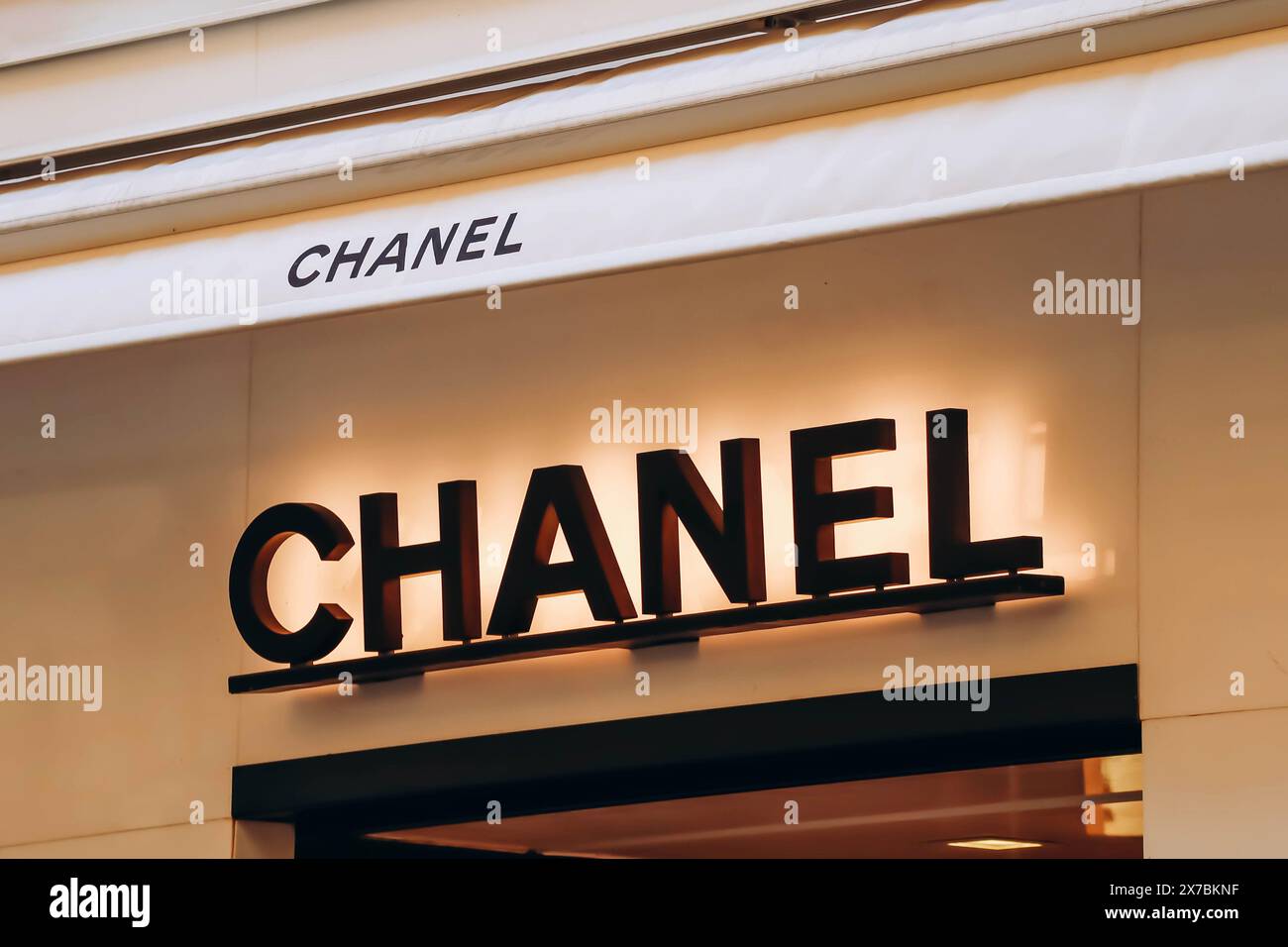 Nizza, Frankreich - 13. Juli 2023: Schild der Chanel Boutique im Zentrum von Nizza Stockfoto