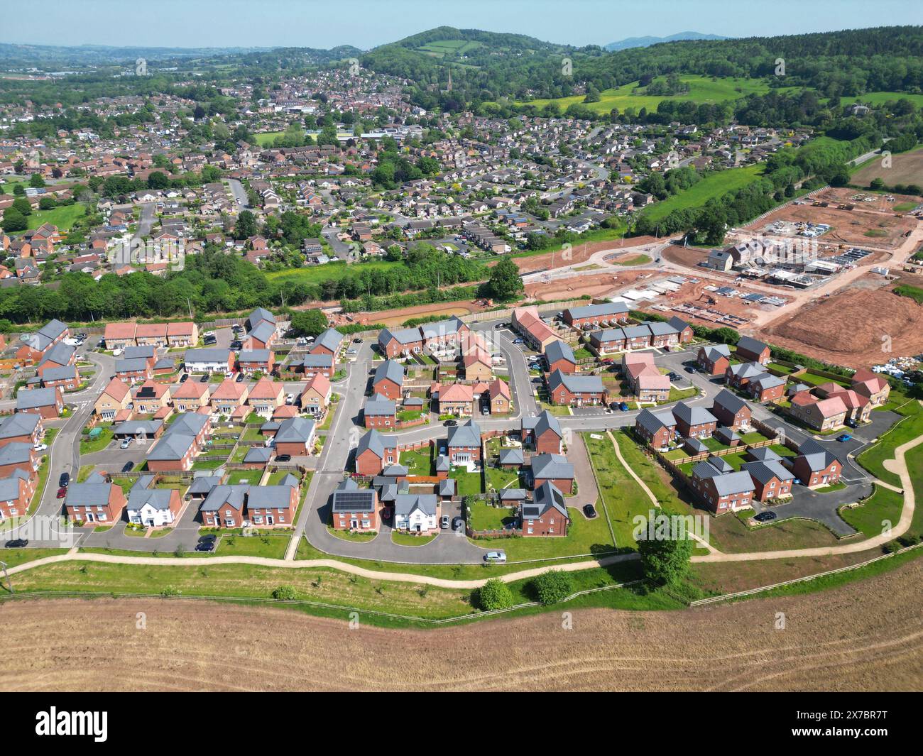 Ledbury Herefordshire UK Luftaufnahme von der Drohne auf große neue Wohnsiedlungen am Rande von Ledbury - Foto Mai 2024 Stockfoto