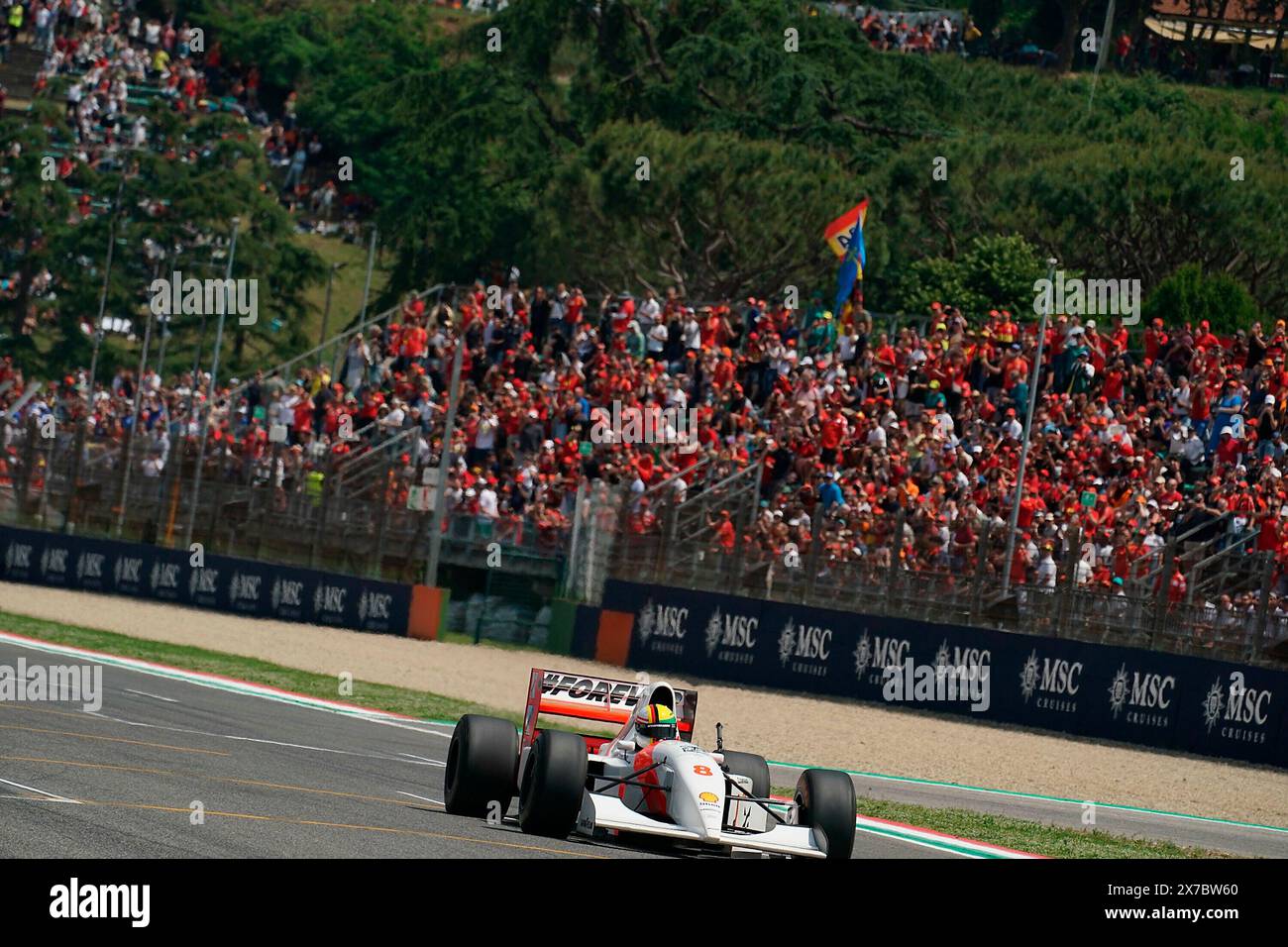 Imola, Italien. Mai 2024. 19.05.2024, Autodromo Enzo e Dino Ferrari, Imola, Formel-1-Grand-Prix Emilia Romagna 2024, im Bild fährt Sebastian Vettel in Ayrton Sennas letztem Siegerauto um die Imola-Strecke. Quelle: dpa/Alamy Live News Stockfoto