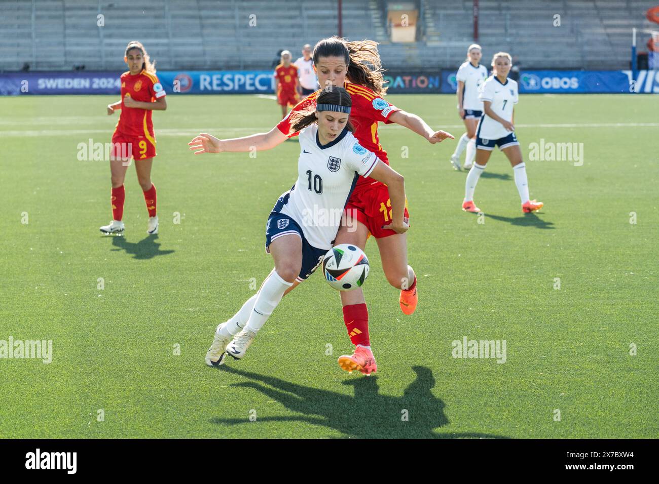 Malmö, Schweden. Mai 2024. Vera Jonas (10) aus England und Aiara Aguirrezabala (12) aus Spanien beim Finale der UEFA-U17-EUROPAMEISTERSCHAFT der Frauen zwischen England und Spanien bei Malmö Idrottsplats in Malmö. (Foto: Gonzales Photo/Alamy Live News Stockfoto