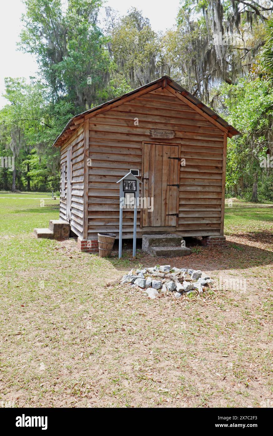 DAUFUSKIE ISLAND, SOUTH CAROLINA – 6. April 2023: Nachbau eines Lobhauses, das 2002 hinter der ersten Union African Baptist Church gebaut wurde. Stockfoto