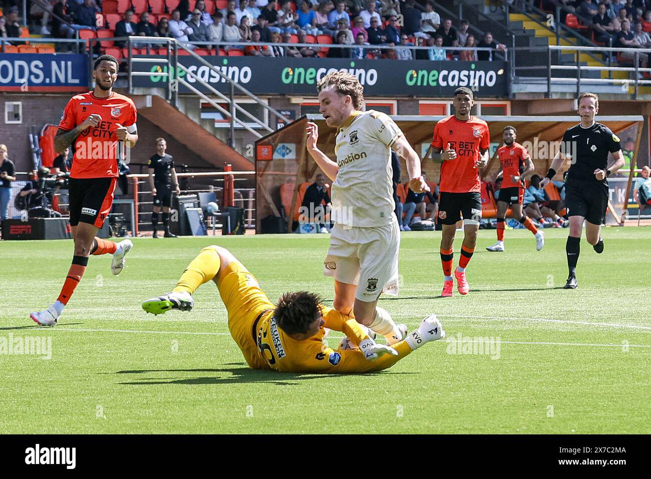 Volendam, Niederlande. Mai 2024. VOLENDAM, NIEDERLANDE – 19. MAI: Torhüter Kayne van Oevelen vom FC Volendam trifft im niederländischen Eredivisie-Spiel zwischen FC Volendam und Go Ahead Eagles am 19. Mai 2024 im Kras Stadion in Volendam, Niederlande gegen Jakob Breum von Go Ahead Eagles. (Foto von Henny Meyerink/BSR Agency) Credit: BSR Agency/Alamy Live News Stockfoto