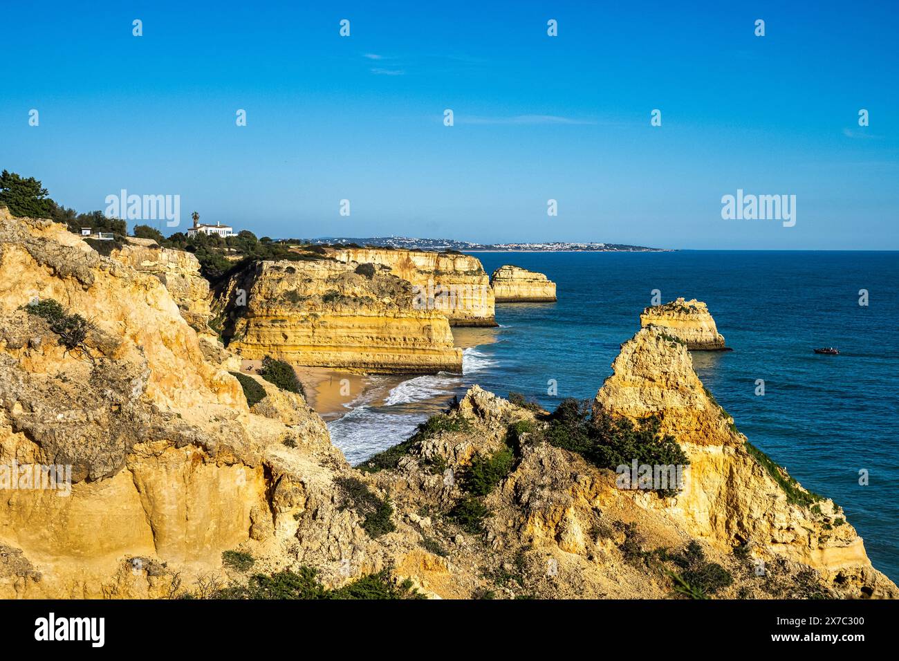 Praia da Marinha Beach zwischen Felseninseln und Klippen vom Seven Hanging Valleys Trail, Percurso dos Sete Vales Suspensos. Algarve, Portugal Stockfoto