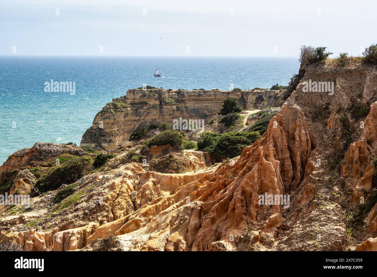 Praia da Marinha Beach zwischen Felseninseln und Klippen vom Seven Hanging Valleys Trail, Percurso dos Sete Vales Suspensos. Algarve, Portugal Stockfoto