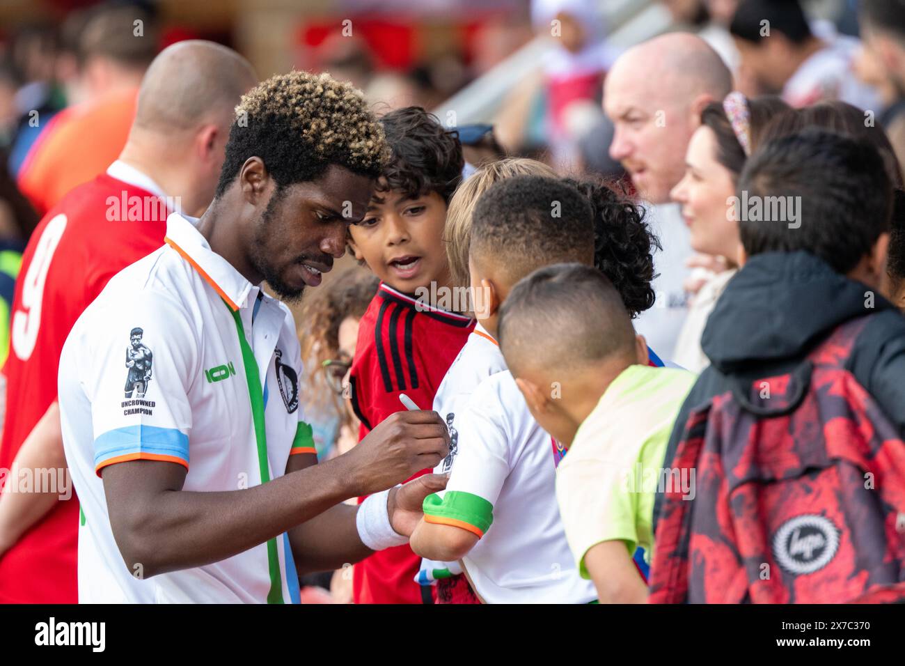 Manchester, Großbritannien. Mai 2024. Auszubildender Star Kayode Damali beim Len Johnson-Fußballspiel gegen den FC United Legends im Broadhurst Park Stadium. Das Spiel wird organisiert, um den ehemaligen Boxmeister Len Johnson zu würdigen und Geld für eine geplante Statue in Manchester zu sammeln. An dem Spiel nahmen zahlreiche Prominente Teil, wie die Mancunian-Rapperin Lady Ice, der beliebte YouTuber Angry Ginge, der Schauspieler Lamin Touray und der Auszubildende Star Kayode Damali. Picture Garyroberts/worldwidefeatures.com Credit: GaryRobertsphotography/Alamy Live News Credit: GaryRobertsph Stockfoto