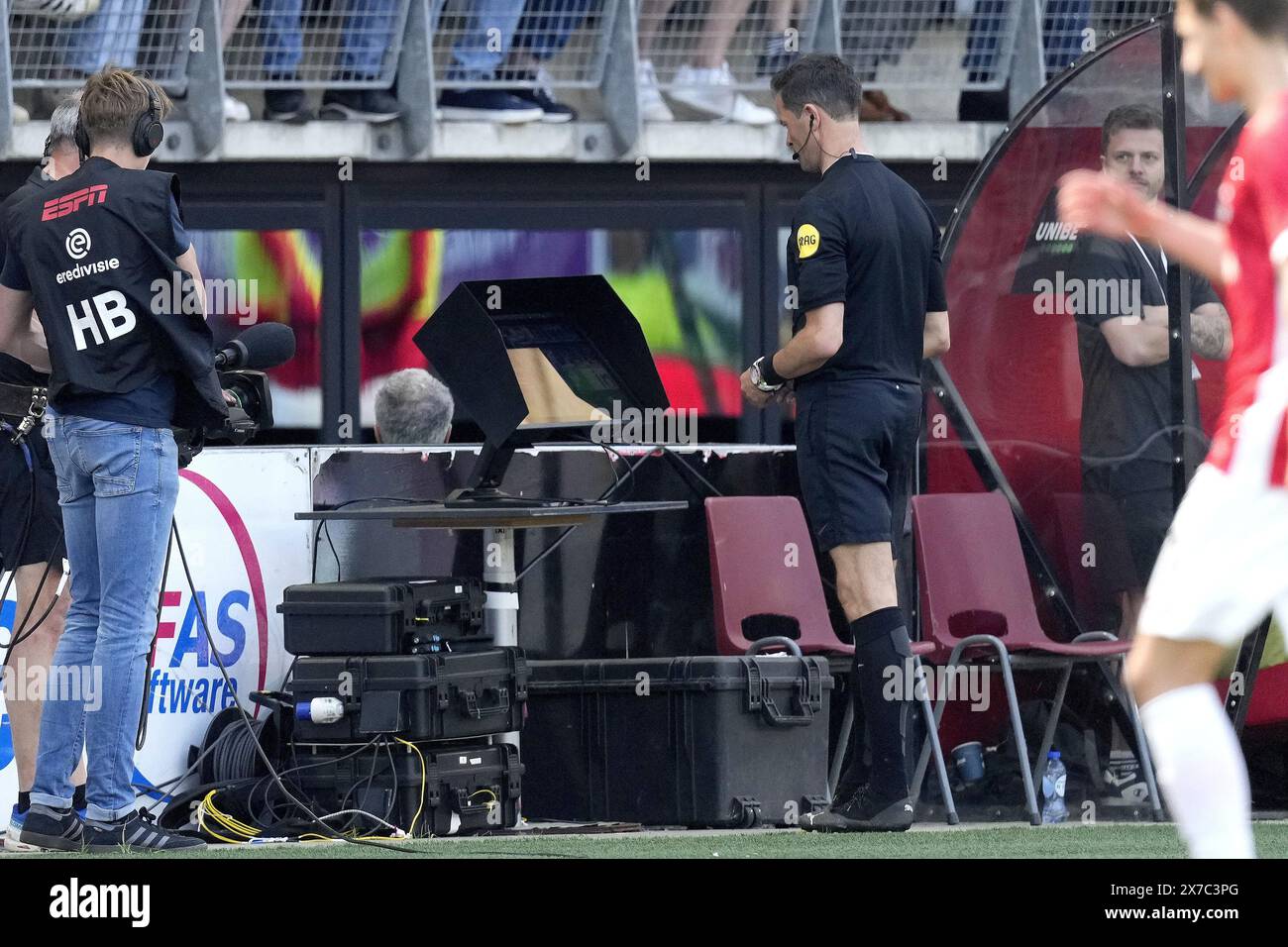 ALKMAAR - Schiedsrichter Bas Nijhuis während des niederländischen Eredivisie-Spiels zwischen AZ Alkmaar und FC Utrecht im AFAS-Stadion am 19. Mai 2024 in Alkmaar, Niederlande. ANP ED VAN DE POL Stockfoto