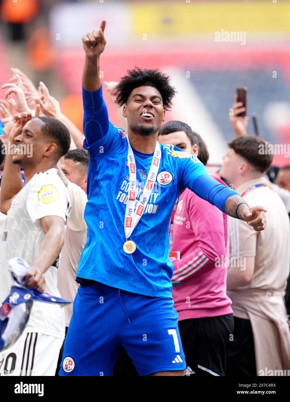 Crawley Town Torhüter Corey Addai feiert auf dem Spielfeld nach dem Play-off-Finale der Sky Bet League 2 im Wembley Stadium, London. Bilddatum: Sonntag, 19. Mai 2024. Stockfoto