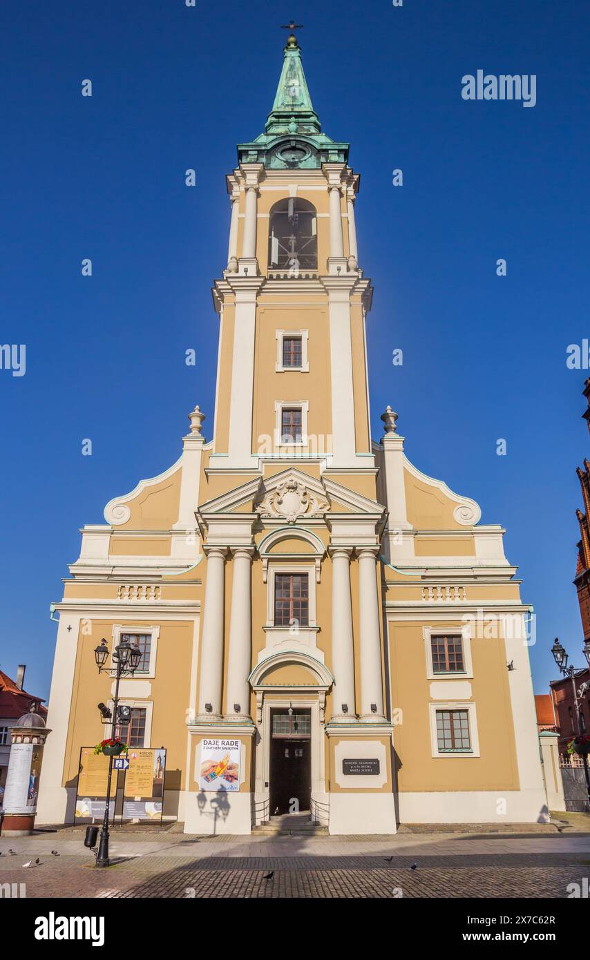 Vor der historischen Kirche des Heiligen Geistes in Torun, Polen Stockfoto