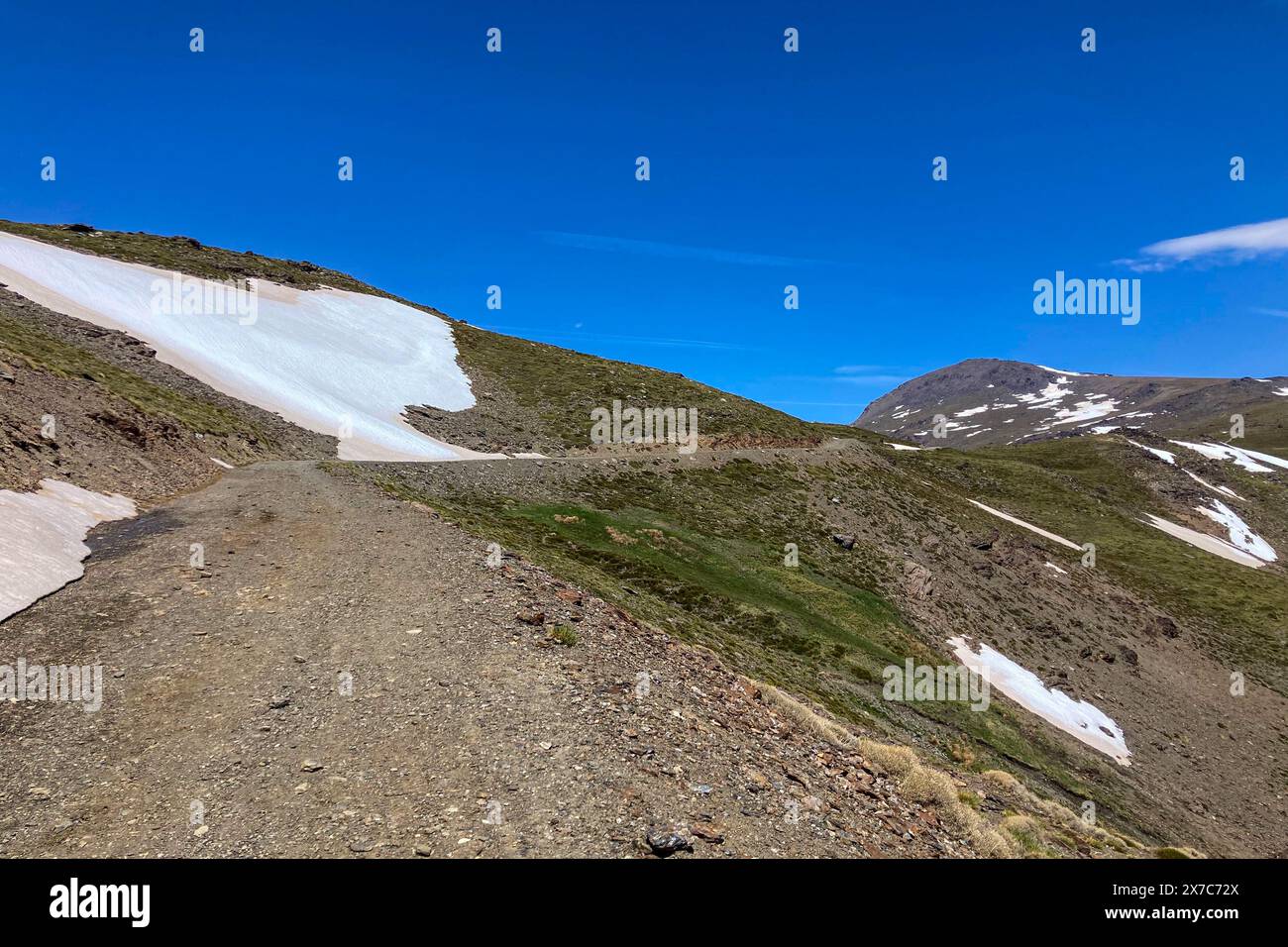 Wanderweg zum Mulhacen-Gipfel im Frühling im Sierra Nevada-Nationalpark, Spanien Stockfoto