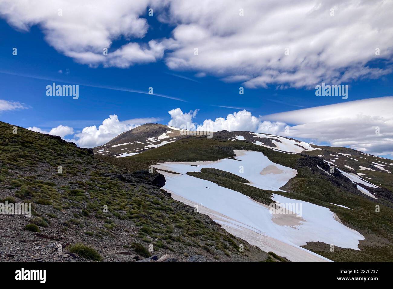 Panoramablick auf verschneite Berge auf dem Wanderweg zum Mulhacen-Gipfel im Frühjahr, Sierra Nevada, Andalusien, Spanien Stockfoto