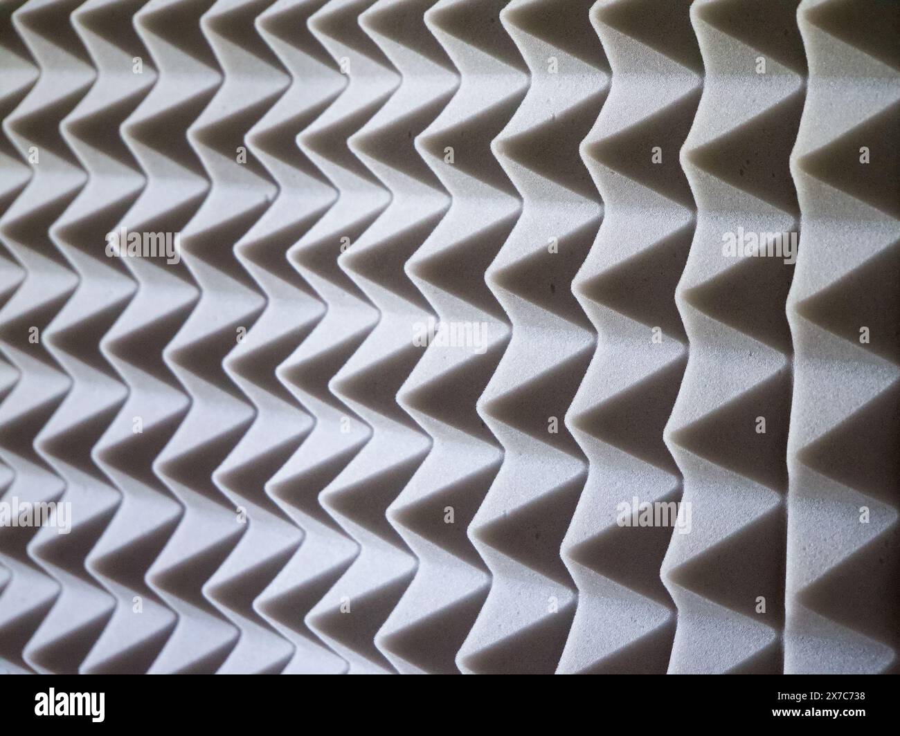 Schaumstoff Zur Geräuschreduzierung. Detaillierte Textur von grauem Akustikschaum für Studios. Stockfoto