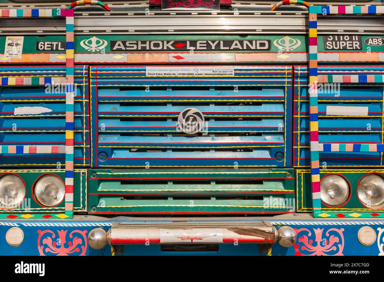 Vor einem indischen Ashlok Leyland Truck Stockfoto