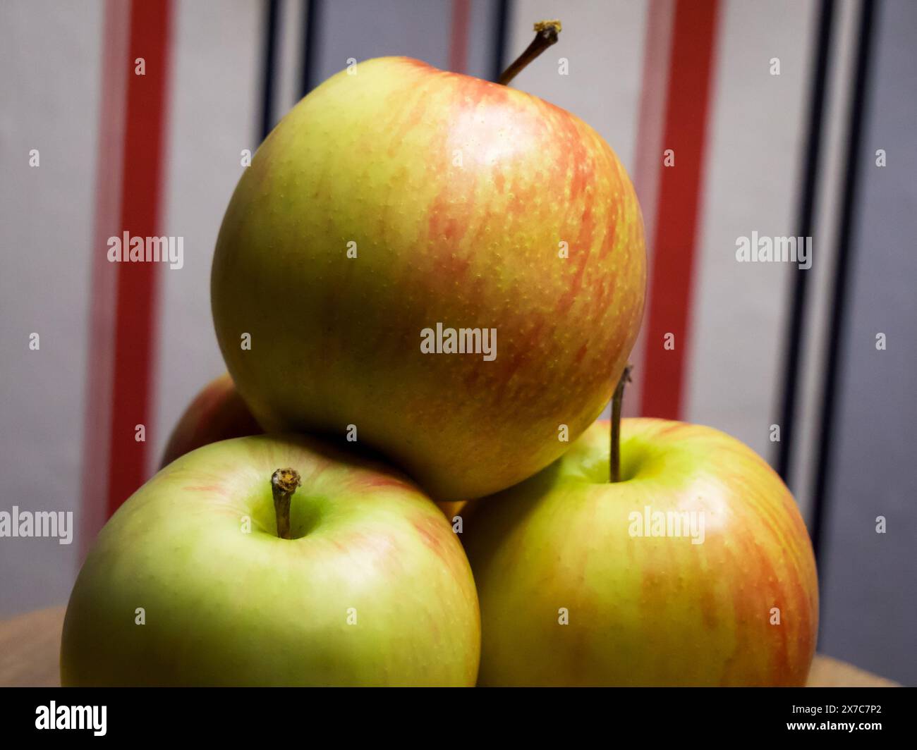 Reife Apple-Auswahl. Eine Auswahl an Reifen Äpfeln, die die natürliche Frische betonen, geeignet für kulinarische Bilder und Lebensmittel. Stockfoto
