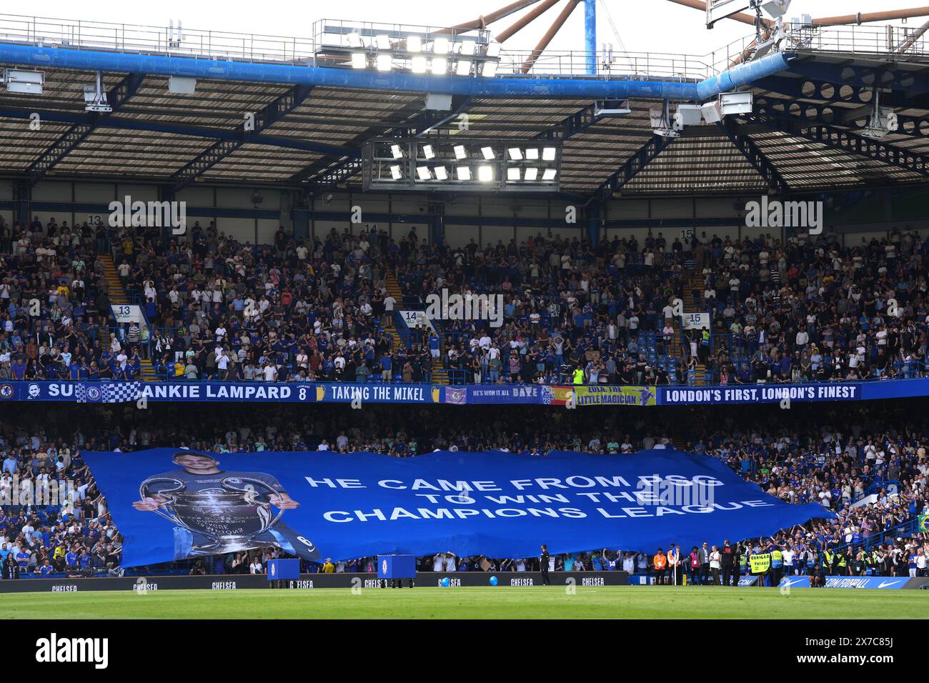 Ein großes Banner für Chelsea's Thiago Silva wird von den Fans vor dem Spiel der Premier League in Stamford Bridge gezeigt. Bilddatum: Sonntag, 19. Mai 2024. Stockfoto