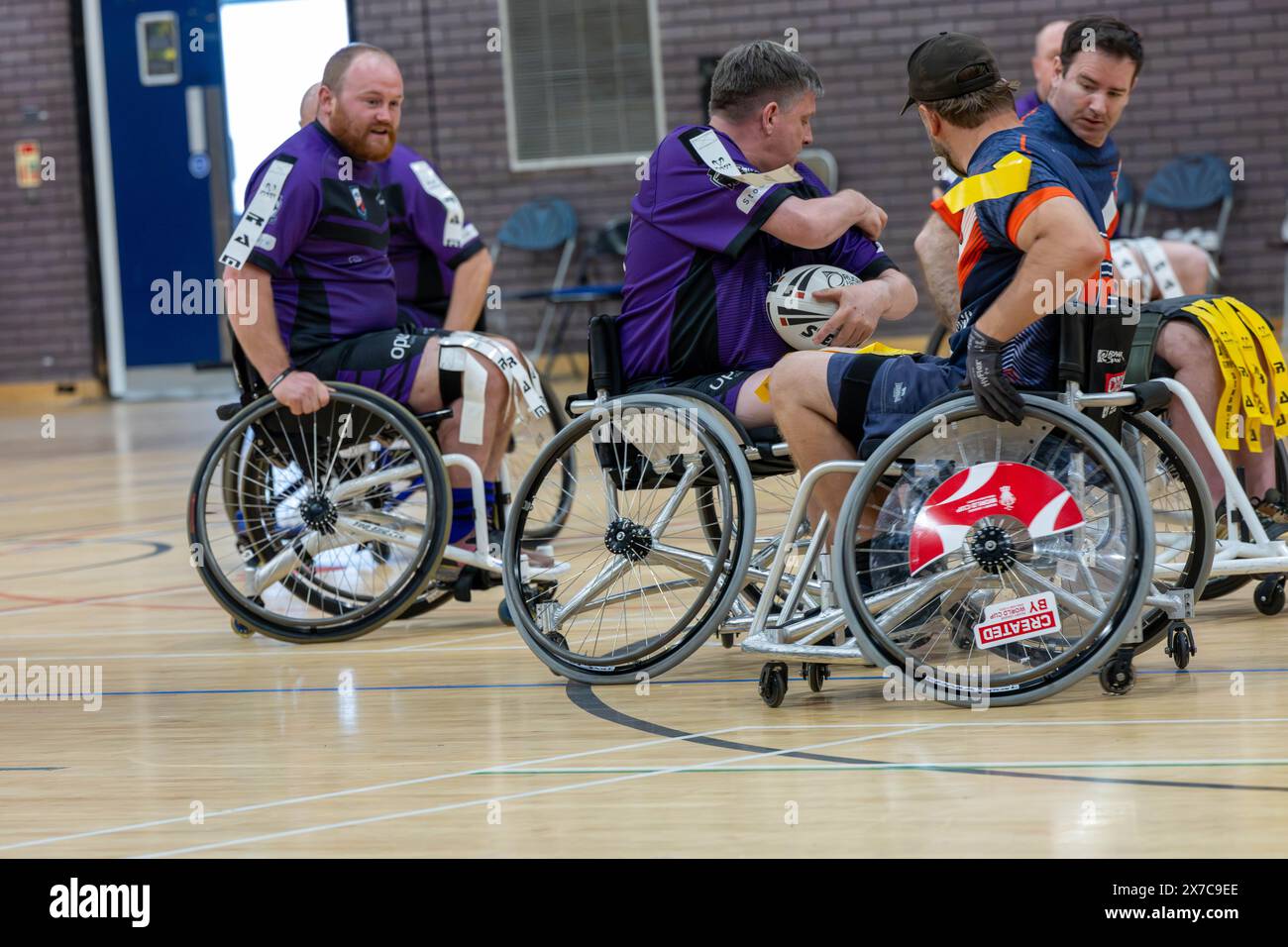 Brentwood Essex 19. Mai 2024 Rollstuhl Rugby League: Brentwood Aels (Stripped Shirt, gelbe Tags) vs Team Colostomy UK (Purple Shirts, weiße Tags) im Brentwood Centre, Brentwood Essex UK Credit: Ian Davidson/Alamy Live News Stockfoto