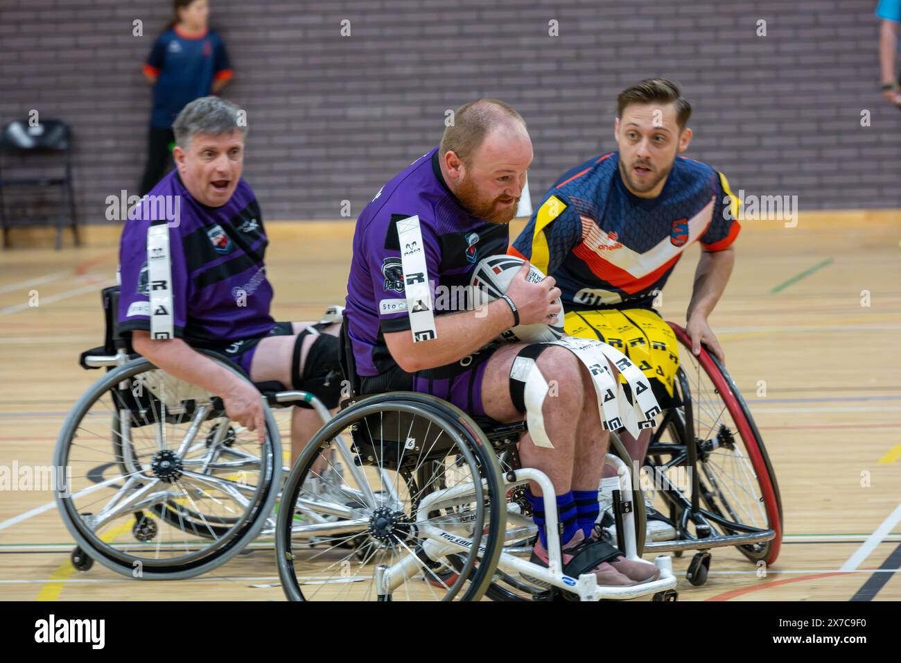 Brentwood Essex 19. Mai 2024 Rollstuhl Rugby League: Brentwood Aels (Stripped Shirt, gelbe Tags) vs Team Colostomy UK (Purple Shirts, weiße Tags) im Brentwood Centre, Brentwood Essex UK Credit: Ian Davidson/Alamy Live News Stockfoto