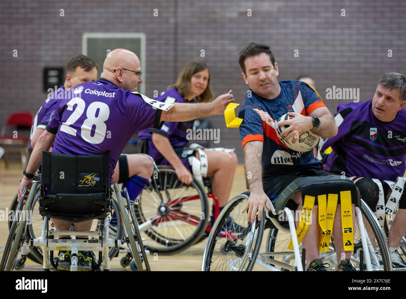 Brentwood Essex 19. Mai 2024 Rollstuhl Rugby League: Brentwood Aels (Stripped Shirt, gelbe Tags) vs Team Colostomy UK (Purple Shirts, weiße Tags) im Brentwood Centre, Brentwood Essex UK Credit: Ian Davidson/Alamy Live News Stockfoto