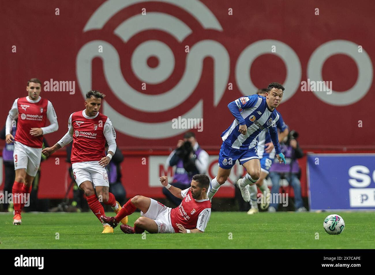 Braga, Portugal. Mai 2024. Braga, 18/05/2024 - O Sporting Clube de Braga recebeu esta noite o Futebol Clube do Porto no Estádio Municipal de Braga em jogo a contar para a 34ª jornada da i Liga 2023/24. Moutinho; Pepê (Miguel Pereira/Global Imagens) Credit: Atlantico Press/Alamy Live News Stockfoto