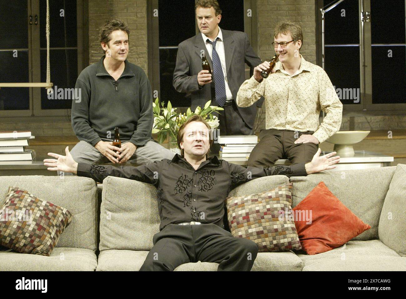 l-r: Adrian Lukis (Tom), (sitzend) Neil Pearson (Maarten), Hugh Bonneville (Joep), Stephen Tompkinson (Pieter) in CLOACA von Maria Goos im Old Vic Theatre, London SE1 28/09/2004 Design: Robert Jones Beleuchtung: Mark Henderson Regie: Kevin Spacey Stockfoto