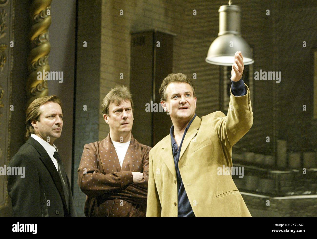 l-r: Neil Pearson (Maarten), Stephen Tompkinson (Pieter), Hugh Bonneville (Joep) in CLOACA von Maria Goos im Old Vic Theatre, London SE1 28/09/2004 Design: Robert Jones Beleuchtung: Mark Henderson Regie: Kevin Spacey Stockfoto