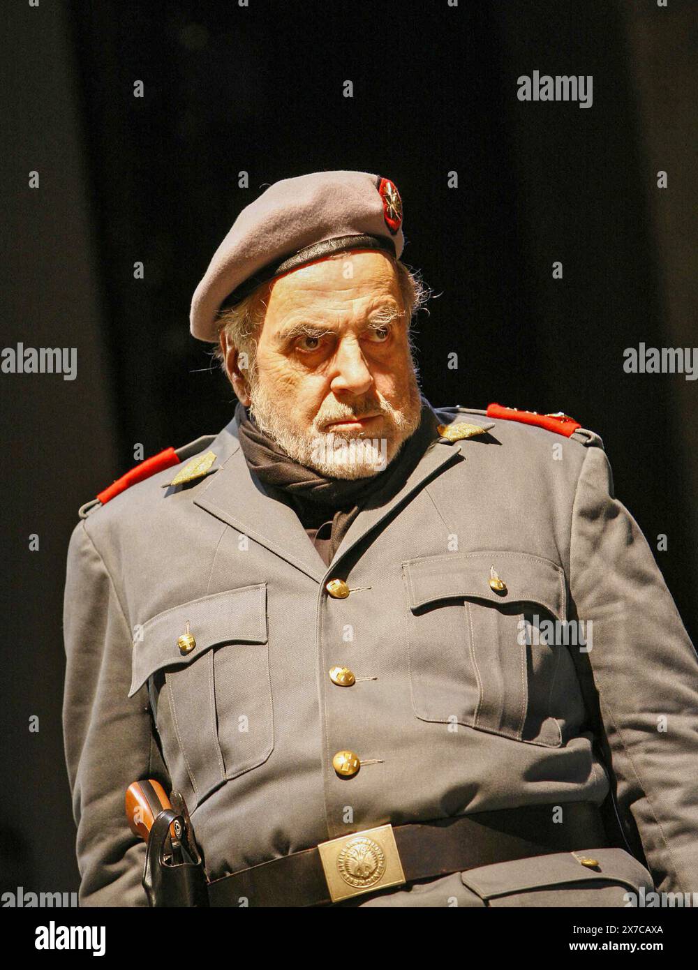 Maximilian Schell (General Felix Barriaux) in AUFERSTEHUNGSBLUES von Arthur Miller im Old Vic Theatre, London SE1 02/03/2006 Bühnenbild: Robin Wagner Kostüme: Jenny Beavan Beleuchtung: Rick Fisher Regisseur: Robert Altman Stockfoto