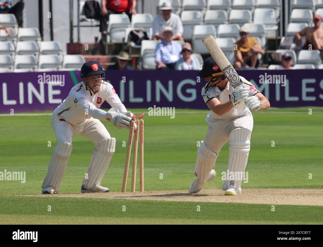 L-R Essex's Michael Pepper und Chris Benjamin von Warwickshire CCC wurden nicht während der VITAL COUNTY CHAMPIONSHIP - DIVISION ONE Day One of 4 Spiel zwischen Essex CCC und Warwickshire CCC am 17. Mai 2024 im Cloud County Ground in Chelmsford vergeben Stockfoto