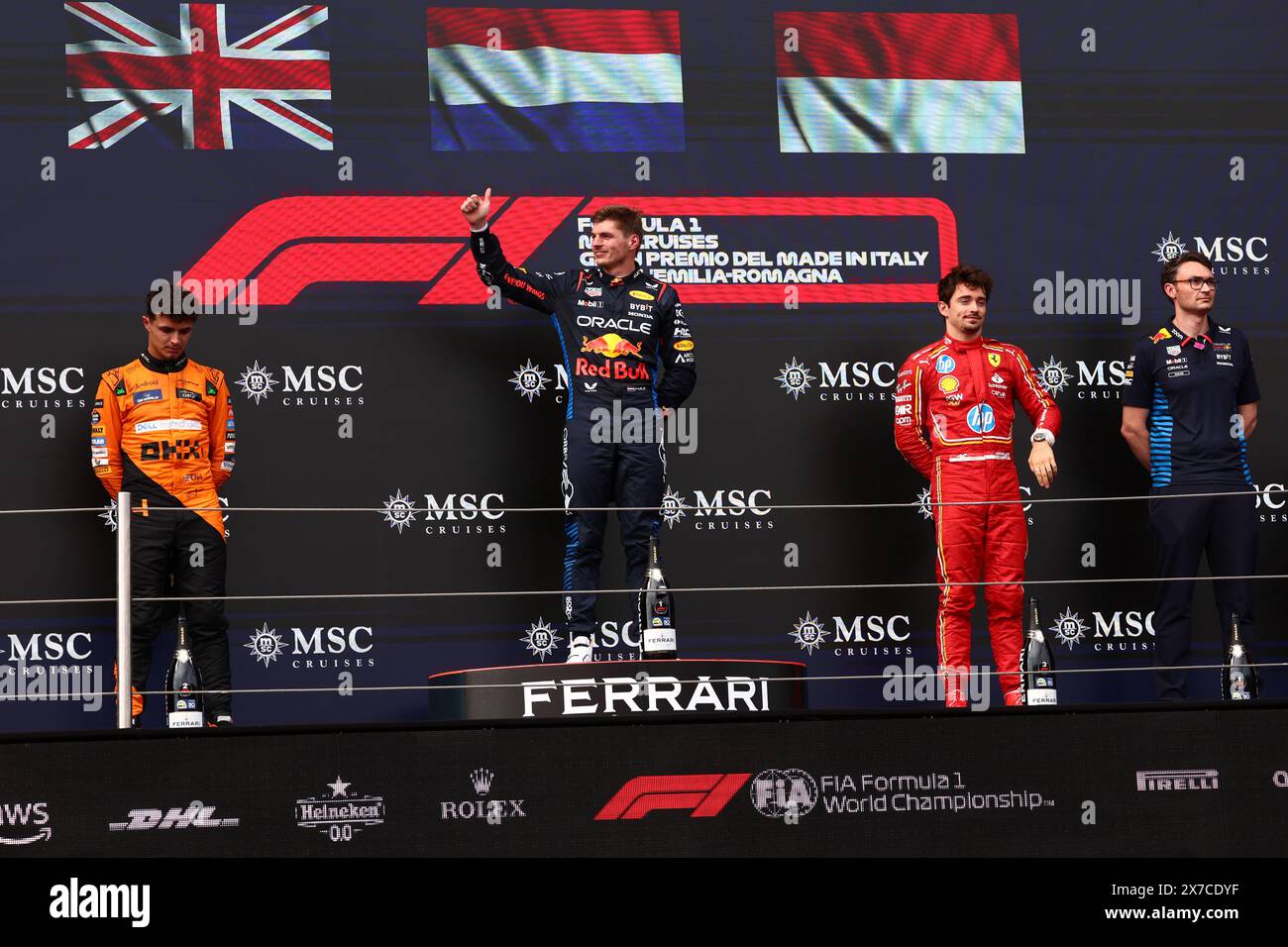 Imola, Italien. Mai 2024. Das Podium (L bis R): Lando Norris (GBR) McLaren, Zweiter; Max Verstappen (NLD) Red Bull Racing, Rennsieger; Charles Leclerc (MON) Ferrari, Dritter; David Morgan (GBR) Red Bull Racing Aero Track-Side Performance Team Leader. 19.05.2024. Formel-1-Weltmeisterschaft, Rd 7, Emilia Romagna Grand Prix, Imola, Italien, Renntag. Das Foto sollte lauten: XPB/Alamy Live News. Stockfoto