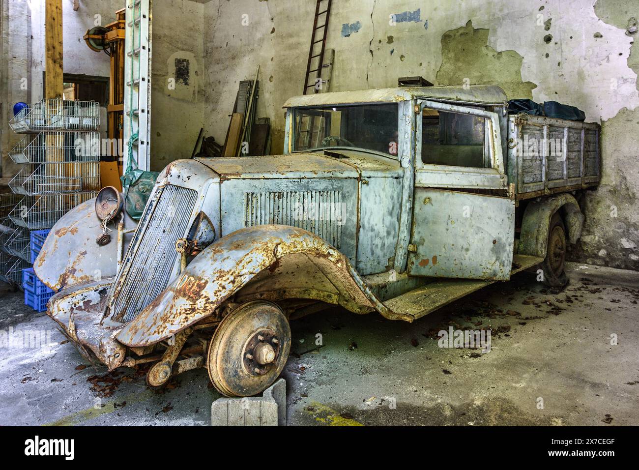 Französischer Renault-Lkw aus den 1930er Jahren zur Restaurierung - Argenton-sur-Creuse, Indre (36), Frankreich. Stockfoto
