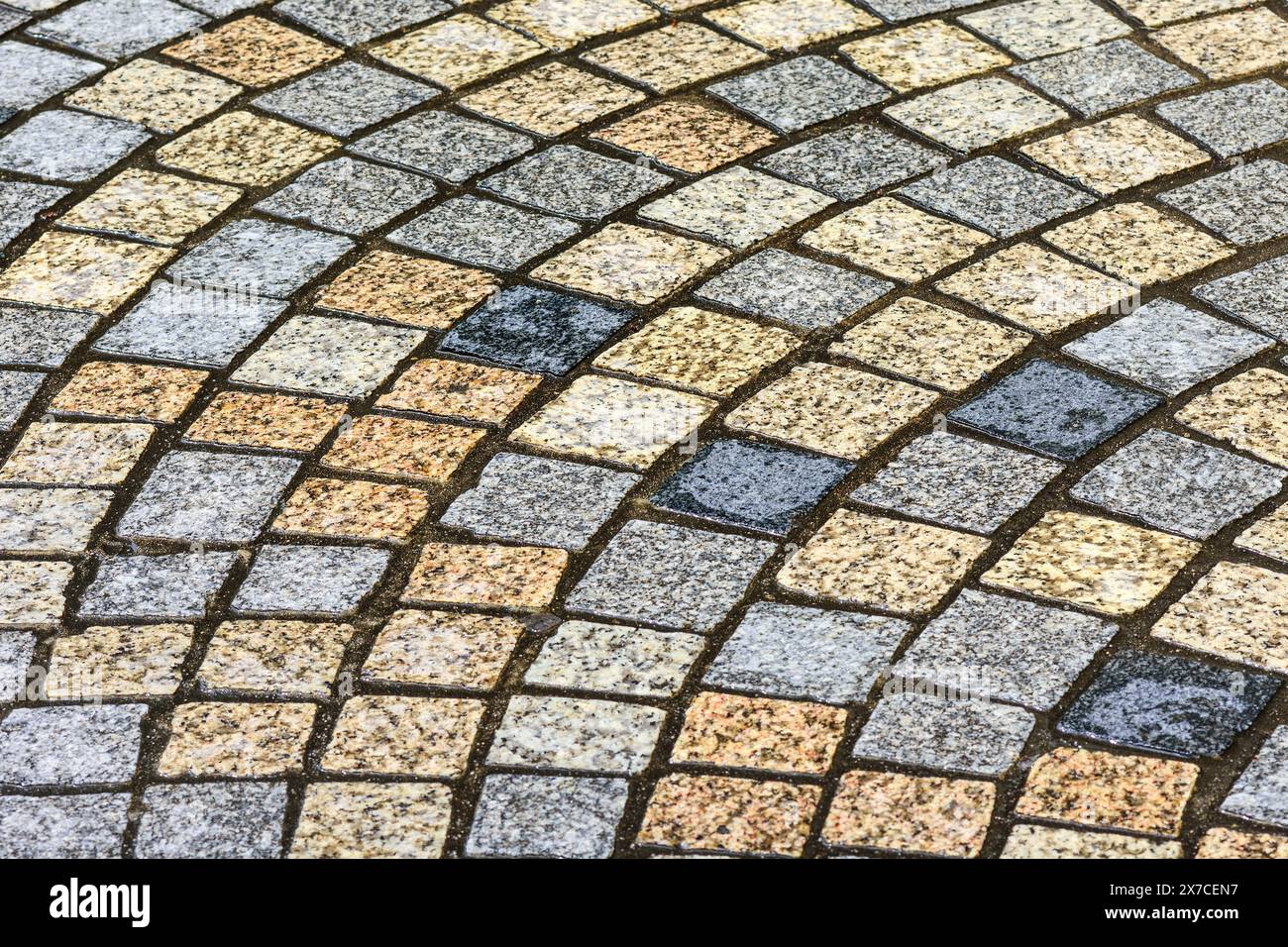 Kreisförmige Muster aus Steinblöcken / -Platten, die in der Straße gelegt wurden - Argenton-sur-Creuse, Indre (36), Frankreich. Stockfoto